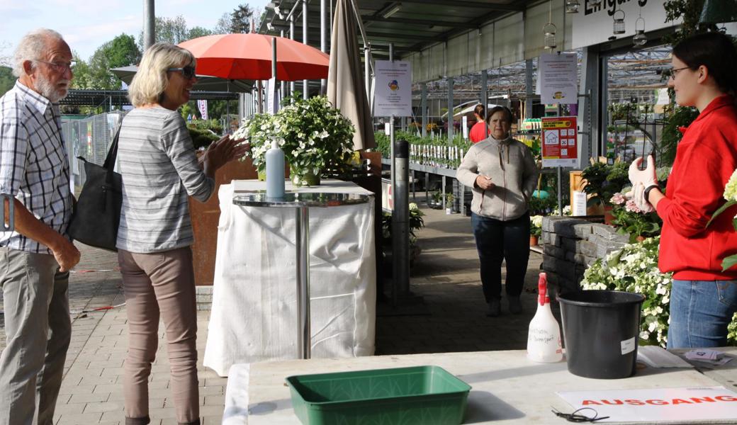 Vor dem Gartencenter Bucher müssen die Kunden die Hände desinfi­zieren. Der Eintritt ist nur mit einer Nummernkarte möglich.