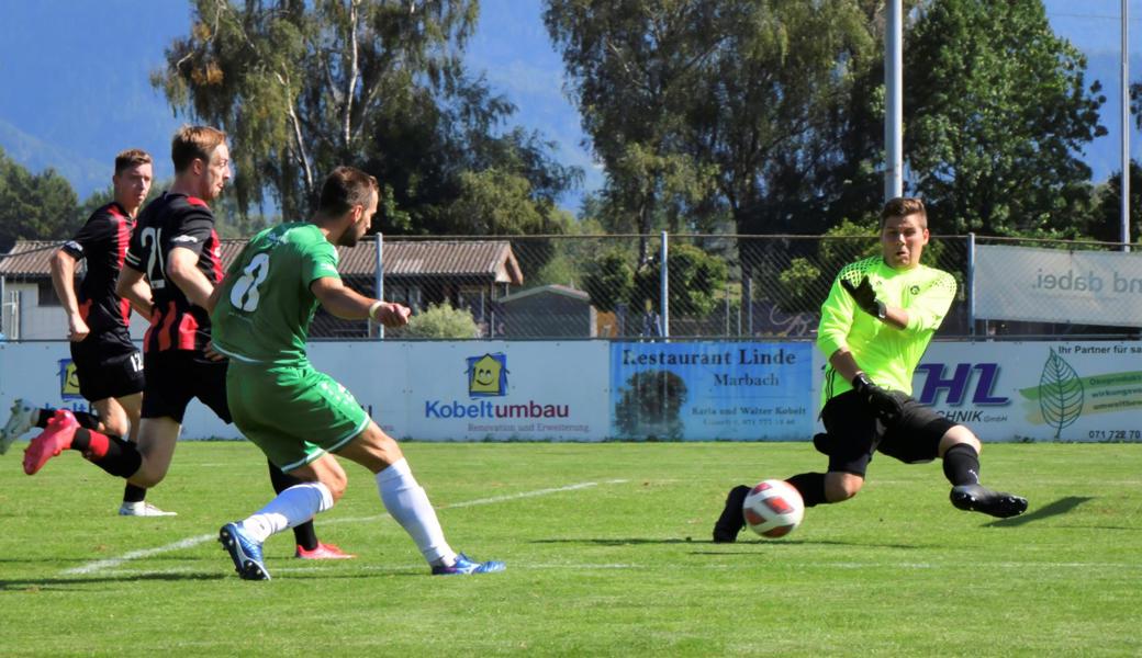 In dieser Situation hätte Rebsteins Andrej Dursun (in Grün) das 4:1 erzielen können. Er scheiterte aber an Christian Hermann, dem Rebsteiner im Sarganser Tor – und das Spiel kippte.