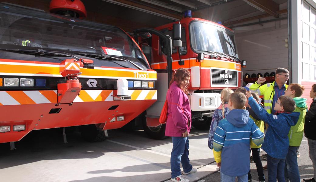 Ein Besuch bei der Feuerwehr mit den speziellen Fahrzeugen.