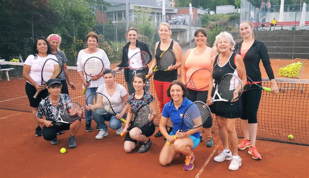 Ein Dutzend Frauen traf sich beim Tennisclub Altstätten.