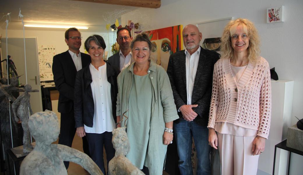 Jury und Künstlerin in deren Atelier Ka in Altstätten: (von links) Philippe Mattle, Sabina Saggioro, Titus Ladner, die Künstlerin Karin Thür, Heinz Duppenthaler sowie Jurypräsidentin Brigitte Lüchinger.