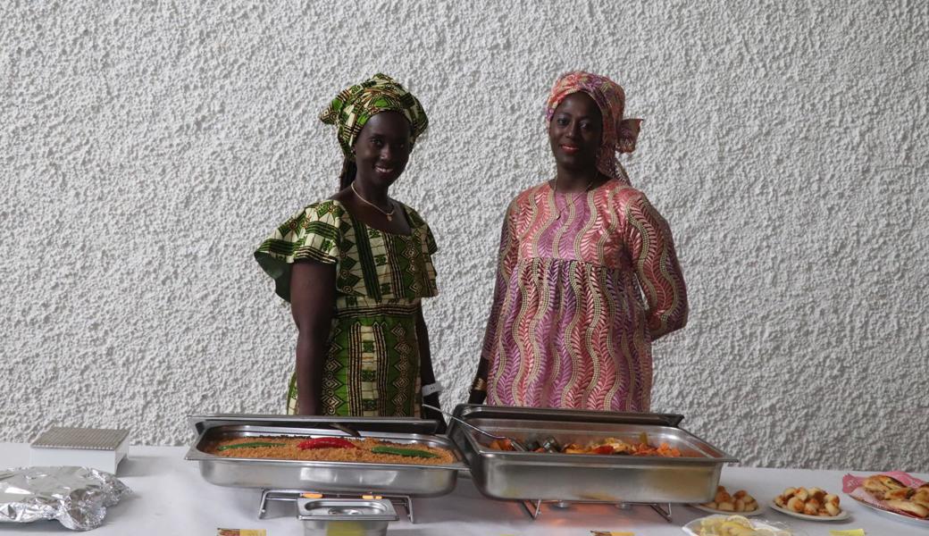 Kulturelle Vielfalt boten die Frauen mit Kleidung und Speisen.