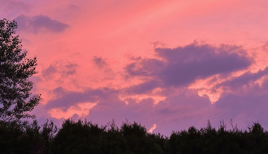 Impressionen: Sonnenuntergang im Tal - Rot, Orange, Rosa und Violett