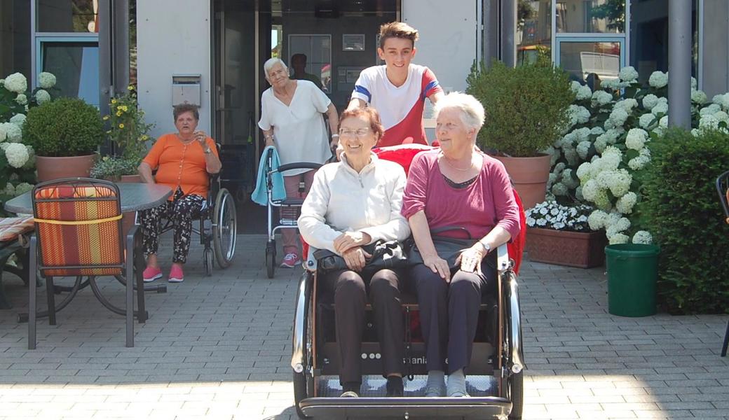 Gian Pergher unterwegs mit Rikscha und Seniorinnen.