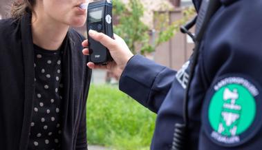 Betrunkene Lenkerin fährt in wartendes Auto