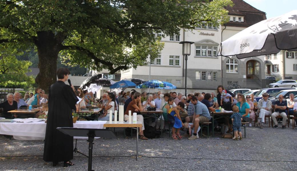 Mehr als 160 Personen besuchten den Gottesdienst unter der Linde.