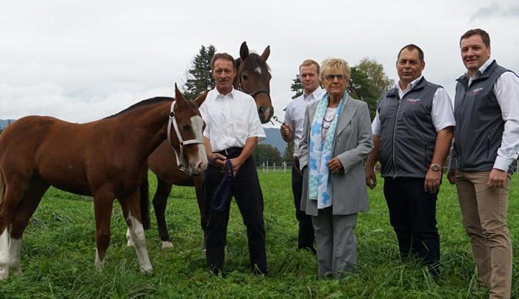 Fohlen Lotti (v. l.)  Marcel Hutter (Züchter), Maja Büchel (Sponsor), Oswald Haltiner (OK), Daniel Steiger (OK). 