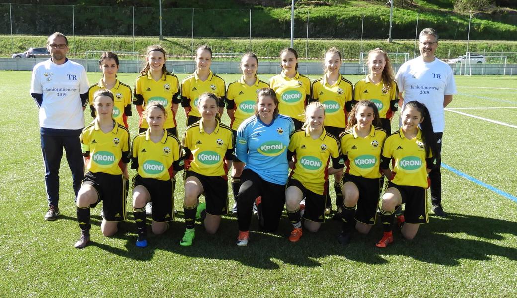Die Rheintaler U19-Juniorinnen mit den Trainern (v. l.) Remo Haltiner (FC Widnau) und Roger Walt (FC Altstätten) strebt am Sonntag den ersten Sieg gegen Uzwil und den Cupsieg an. 