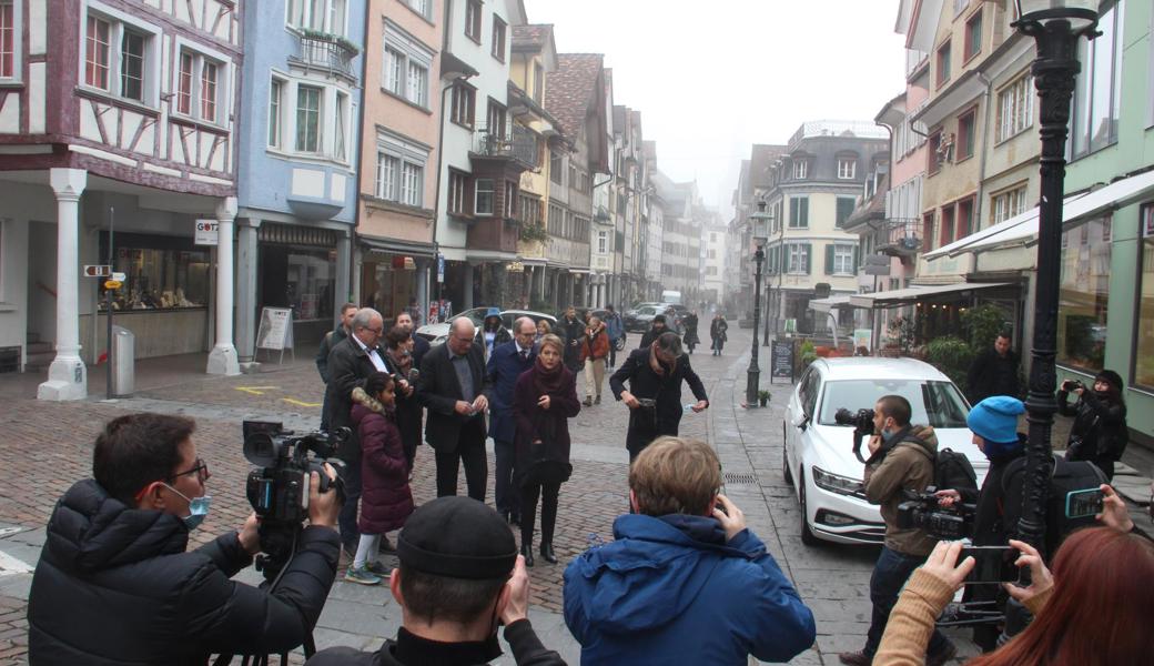 Sie kamen zu Fuss, vom Rathaus her: (von links) Stadtpräsident Ruedi Mattle, Bauernpräsident Markus Ritter, Regierungsrat Bruno Damann und Bundesrätin Karin Keller-Sutter.