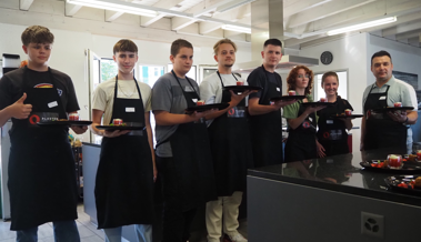 Einstieg ins neue Lehrjahr: Gemeinsames Kochen verbindet