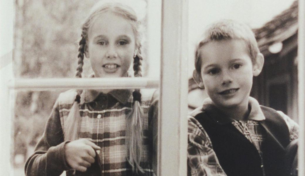 «Tun als ob und etwas lächeln.» Ende der 1990er-Jahre posierten die Geschwister Aline und Colin Loher, eingekleidet und frisiert wie anno dazumal, für das Gemeindemuseum Rothus vor dem Werkstattfenster der letzten Schuhmacherei von Oberriet.