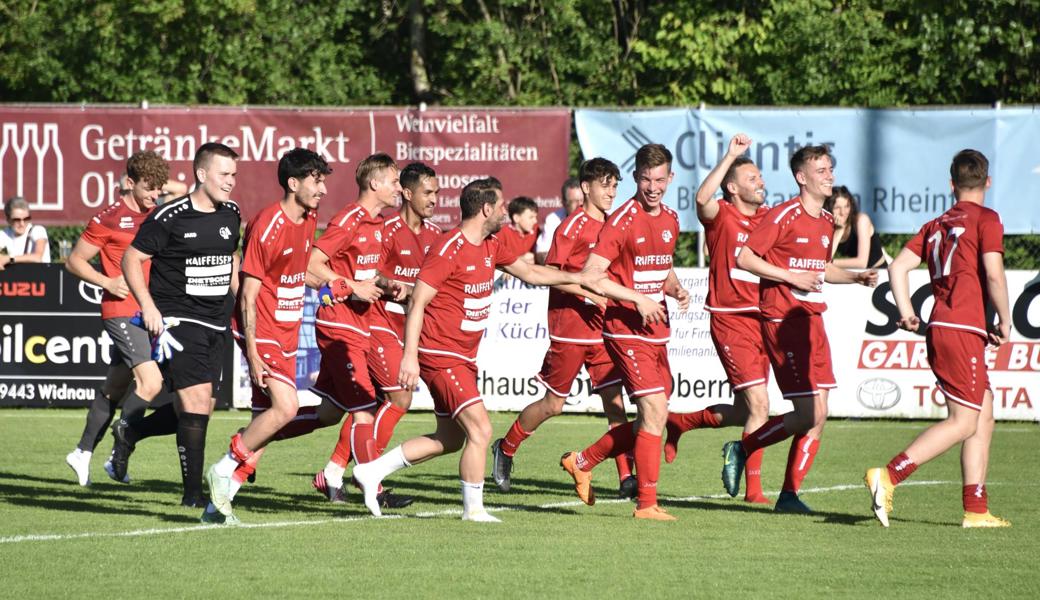 Nach dem 4:0 gegen den FC Winkeln liessen die Montlinger sich zu Recht vom zahlreichen Anhang auf dem Kolbenstein feiern.