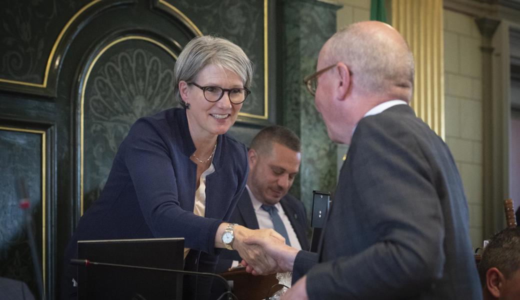 Regierungspräsident Fredy Fässler gratuliert Andrea Schöb zur Wahl. Im Hintergrund der neue Kantonsratspräsident Jens Jäger.
