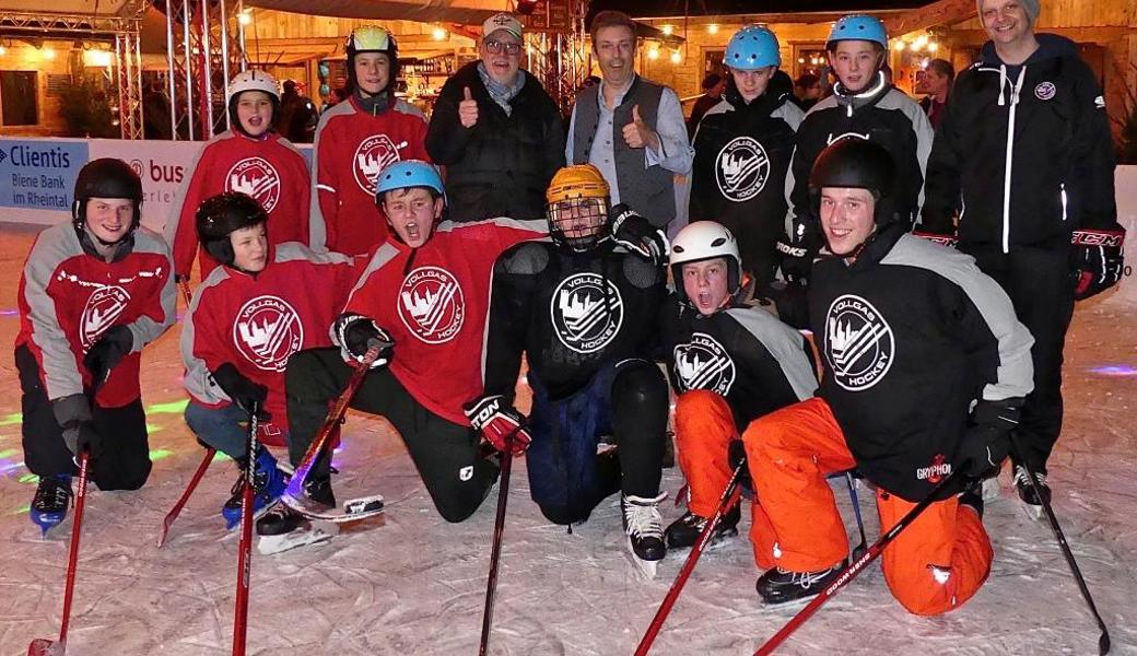 Hockey-Cracks mit Jürgen Kratzer und Jürg Rissi (hinten 3. und 4. von links) sowie Coach Markus Frankenberger (rechts).Bild: Ulrike Huber