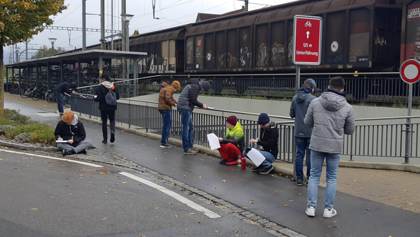 Feldarbeit bei regnerischem Wetter.