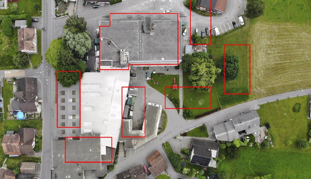 Drohnenaufnahme des Areals. Die geplanten neuen Gebäude sind  roteingezeichnet.