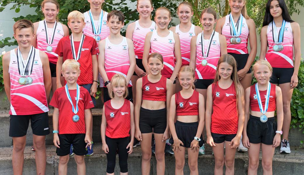 Die erfolgreichen Leichtathletinnen und Leichtathleten des STV Oberriet-Eichenwies mit den Kantonalmeistern Aino Loher (hinten, 3. von rechts) und Janis Beuggert (ganz links).