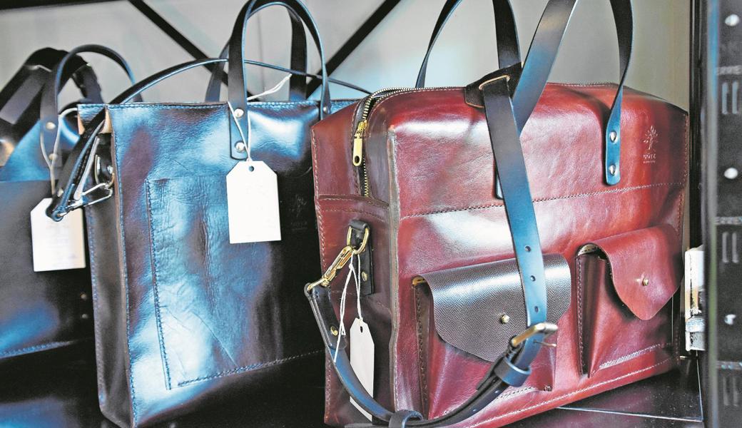 In ihrer Ledermanufaktur stellt Raphaela Götz unter anderem Handtaschen her.