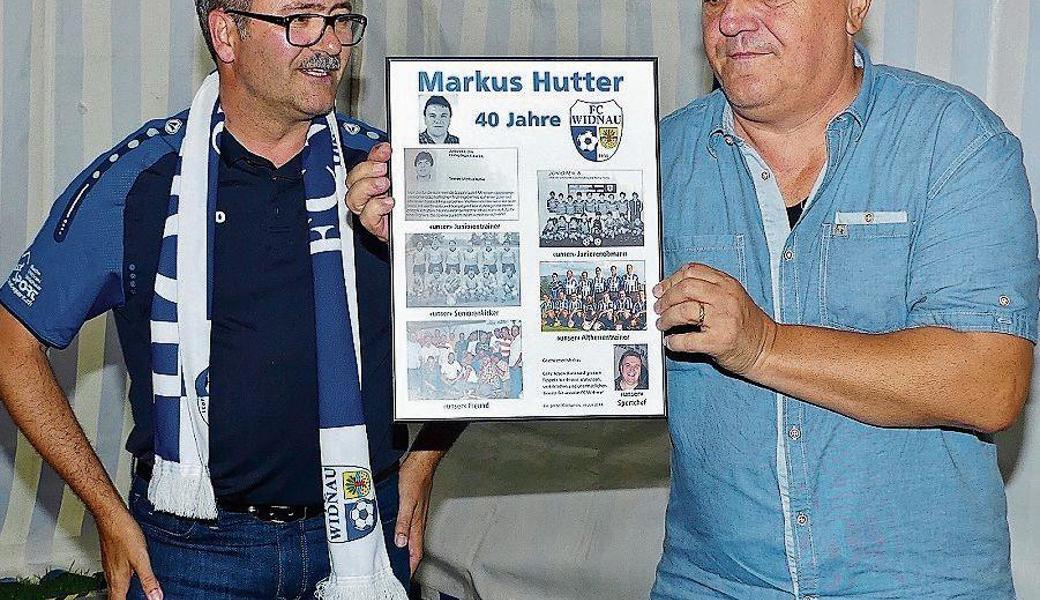 Sportchef Markus Hutter (rechts) wurde von Präsident Kuno Jocham für 40 Jahre beim FC Widnau geehrt.
