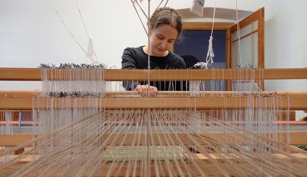 Die Handarbeit in der Weberei ist mental und physisch herausfordernd. Elena Müggler hat’s dennoch «den Ärmel reingezogen».