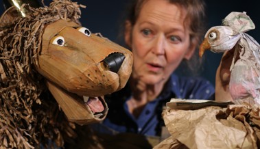 Fantasievolles Puppentheater mit Karton, Musik und tierischen Überraschungen