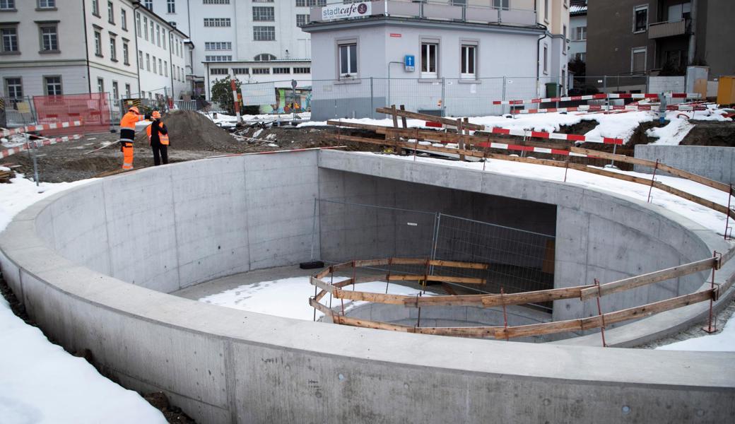 Velofahrerinnen und Velofahrer können die Gleise am Bahnhof Rorschach-Stadt künftig über die Schneckenrampe queren. 