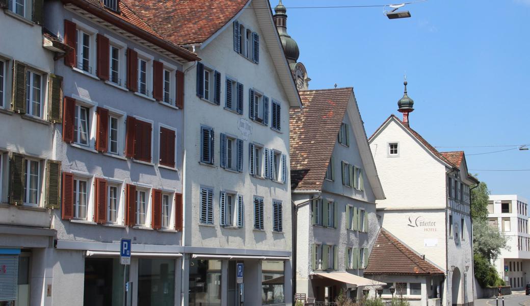 Die Ringgasse mit Wohnhäusern, dem Untertor und (zuhinterst) der Freihof-Überbauung.