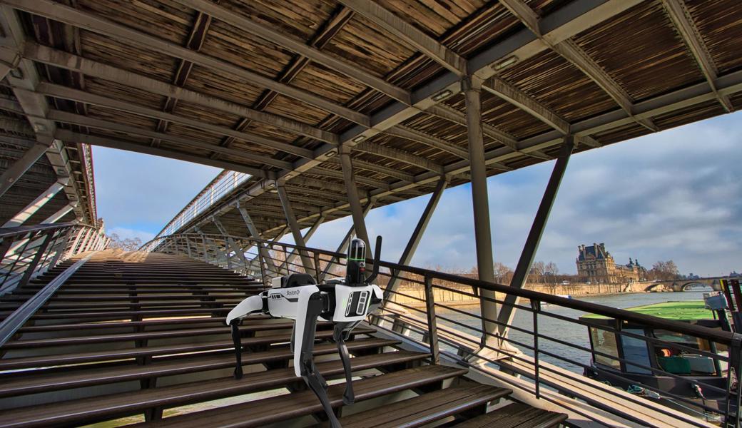 Roboterhund Spot mit dem Sensormodul von Leica Geosystems bei der Arbeit auf einer Brücke.  