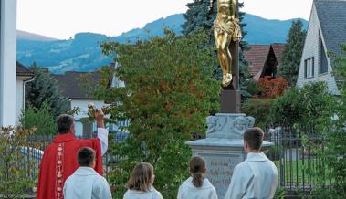 Feierliche Einweihung des restaurierten Friedhofskreuzes