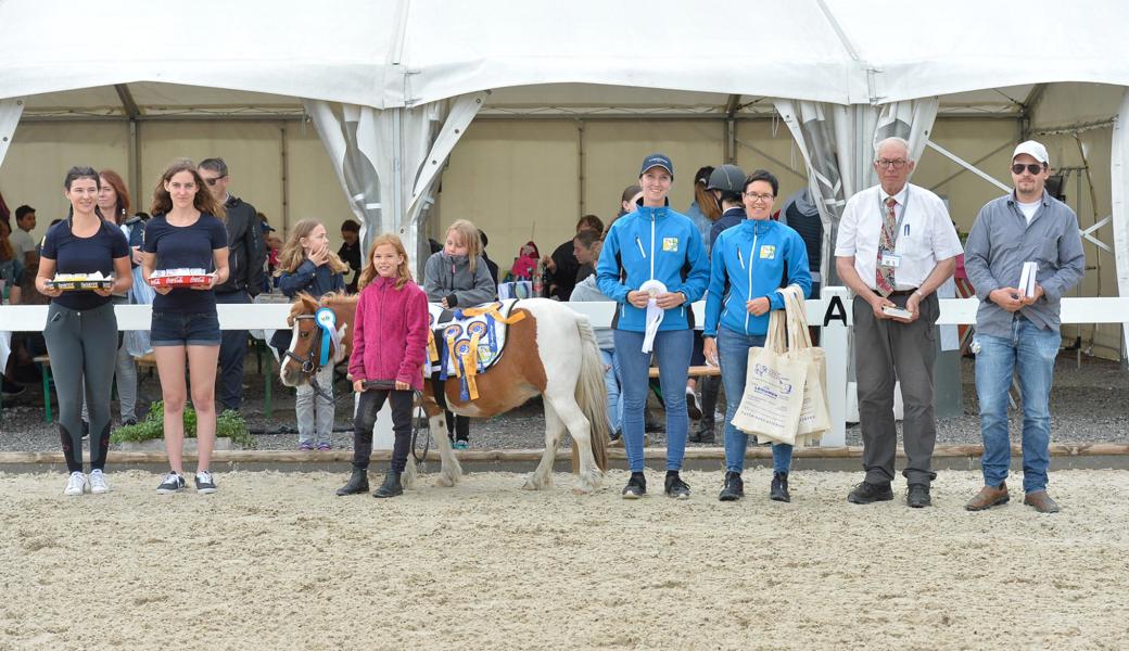 Siegerehrung mit Pony: Nicht nur die Grossen springen in Diepoldsau über die Hindernisse. 