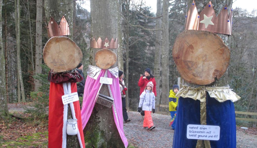 Mit einfachsten Mitteln wurden drei Bäume in die heiligen drei Könige verwandelt.