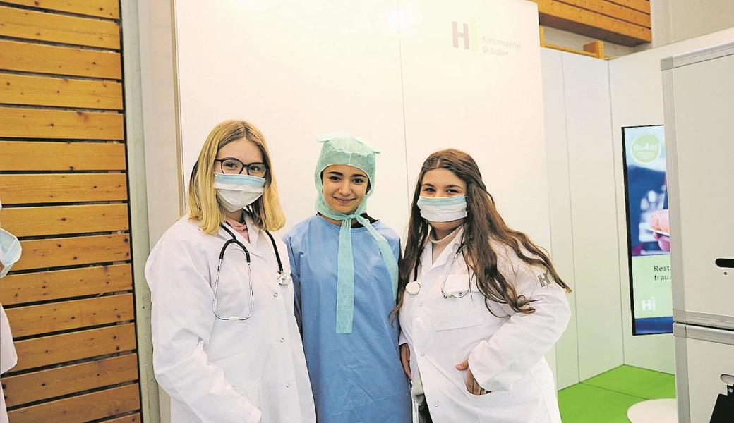 Valentina Siegrist (v. l.), Natalija Popeskov und Etleva Iljazi testen schon einmal die Garderobe der Ärzte.  