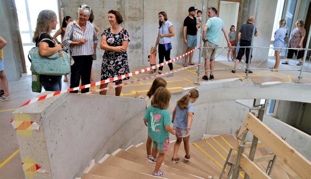 Schulratspräsidentin Annemarie Keel (Zweite, von links) und weitere Vertretende der Schule zeigten sich erfreut, dass so viele Eltern, ehemalige und aktuelle Schulkinder, Lehrpersonen und Interessierte erschienen. 