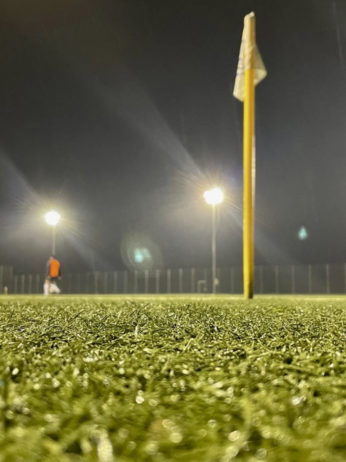 Das Wetter war nicht allzu einladend, aber die Zuschauerinnen und Zuschauer sahen am Donnerstagabend fünf Tore.