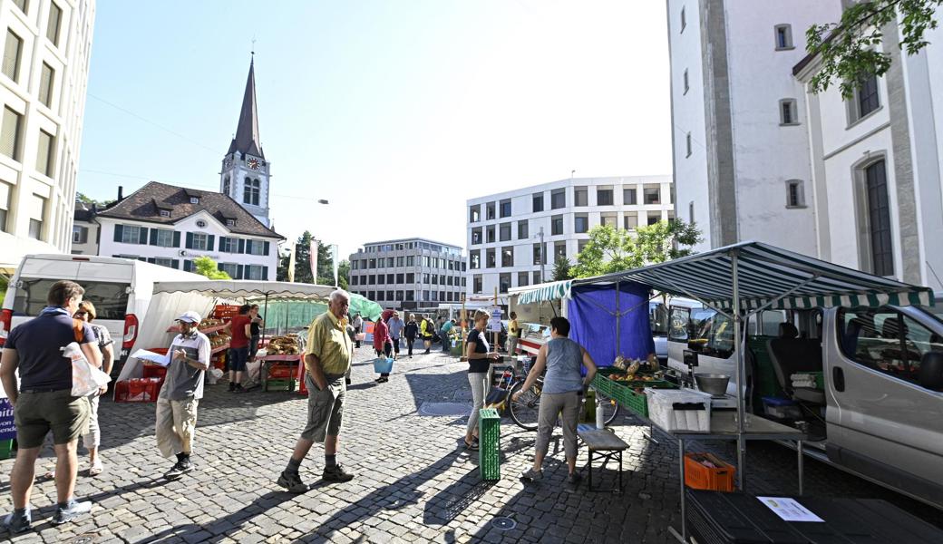 Der Wochenmarkt ist auf den Rathausplatz verlegt worden. Gestern fand er erstmals hier statt.