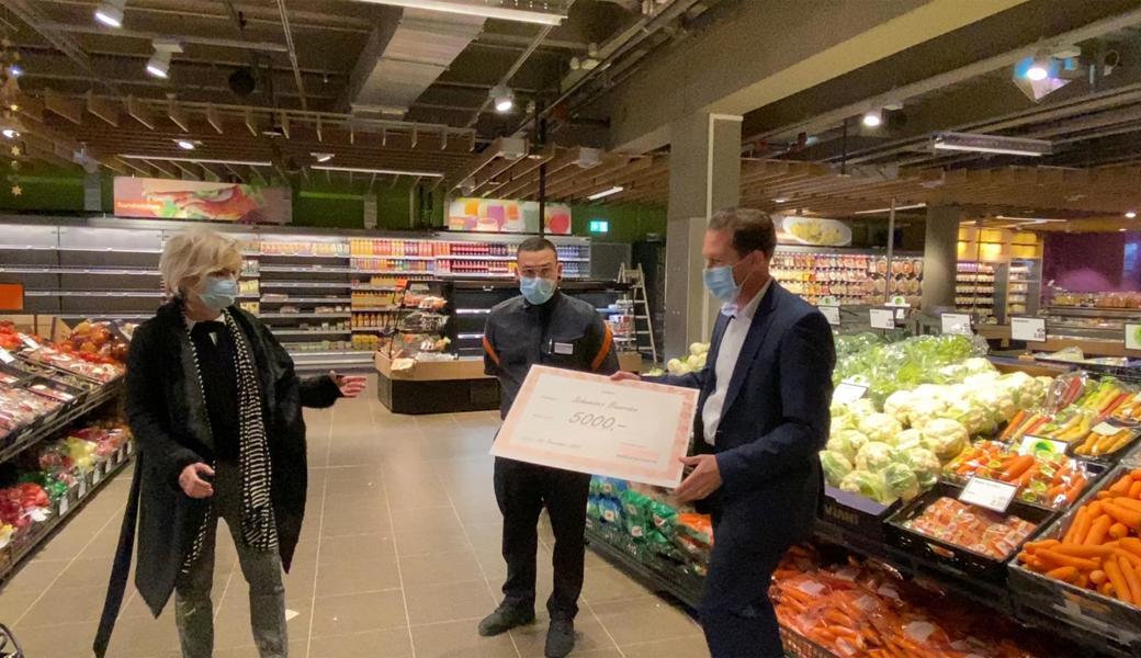 Einen Check über 5000 Franken aus dem Migros-Kulturprozent, den ihr Lukas Zumbühl, Leiter Verkaufsgruppe Migros Ostschweiz, übergab, reichte Gemeindepräsidentin Christa Köppel unmittelbar nach Erhalt an den Bauorden Schweiz weiter. 