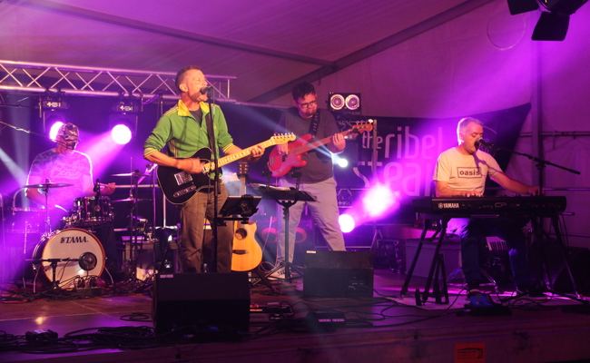 Der zweite Abend am Fäscht am Bahnhof: Rockig, gesellig, ausgelassen