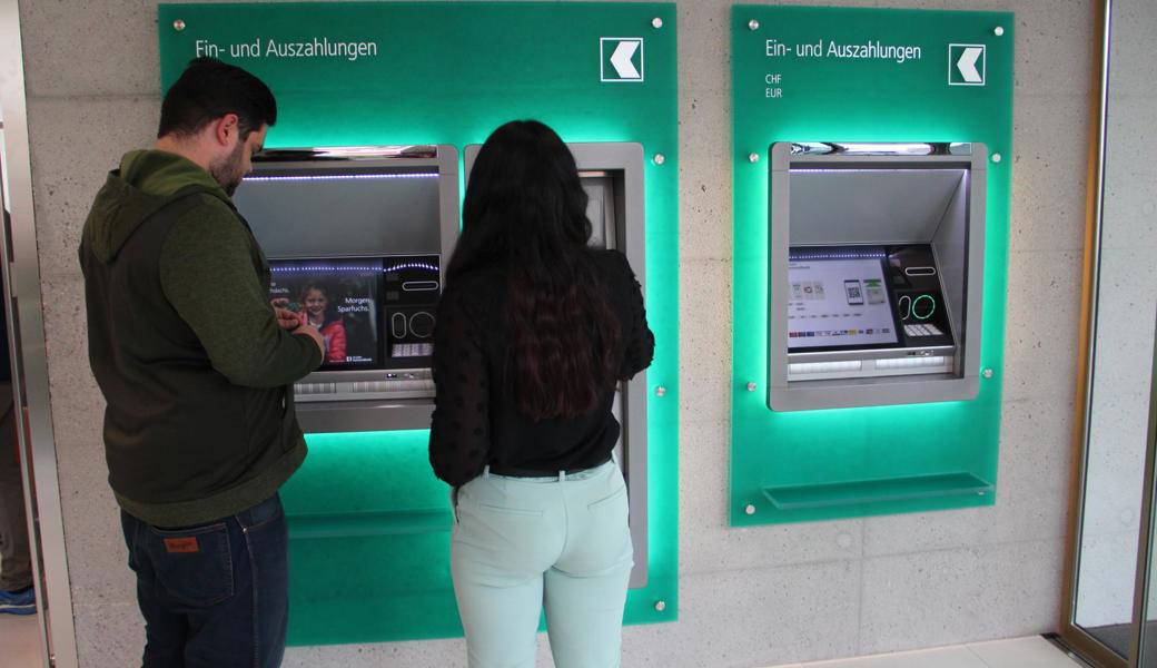 In der 24-Stunden-Selbstbedienungszone befinden sich neu zwei Geldautomaten mit Münzeinwurf.