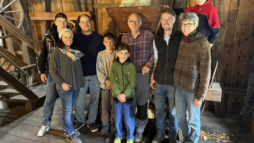 Beim «Moschten» im Torkel haben alle tatkräftig mitgeholfen (von links): Nik, Eveline, Chläus, Jan, Len und Jack Egli sowie Simon, Mirjam und Christoph Zünd vom Rosahof in Balgach.