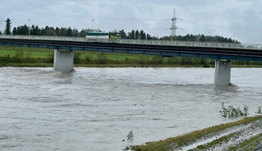 Das Wasser geht zwar langsam zurück, doch die Pegelstände der Fliessgewässer bleiben hoch