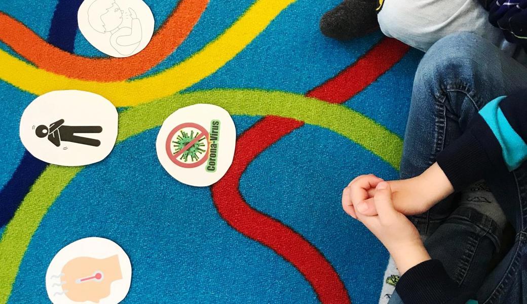 Was ist das Coronavirus? Welche Beschwerden kann man bekommen? Wie kann man sich schützen? Auch in einer Kita ist das Coronavirus ein Thema und kann altersgerecht vermittelt werden.