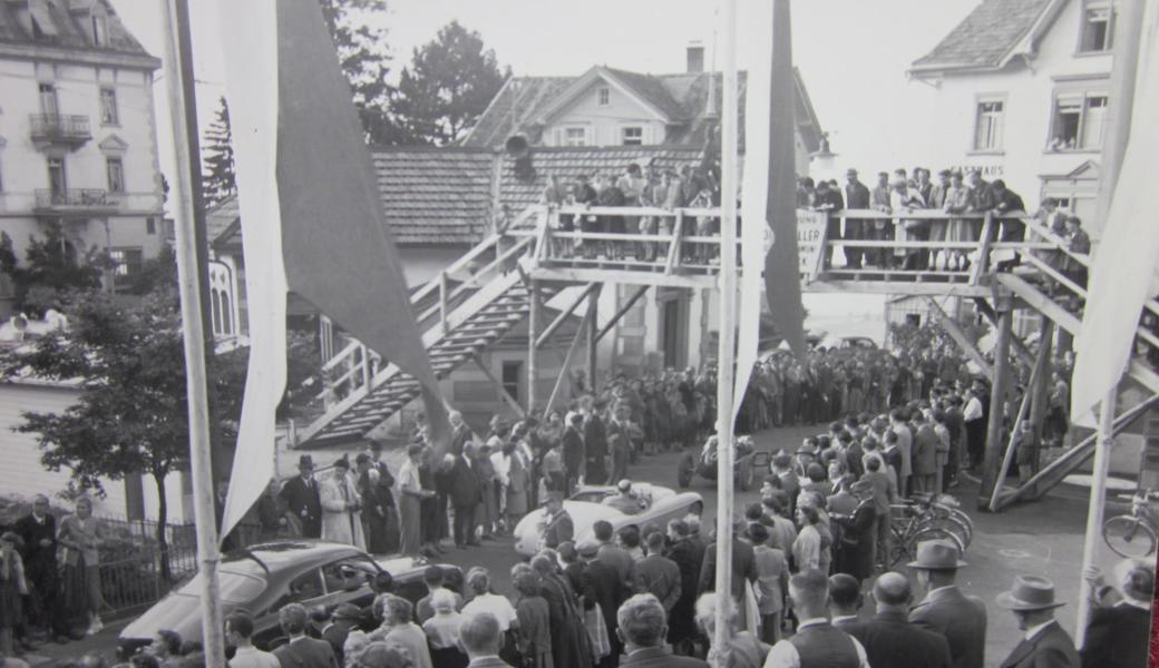 Die 1947 erstellte Passerelle zwischen dem Walzenhauser Gemeindehaus und dem Bahnhof war ein beliebter Zuschauerplatz.