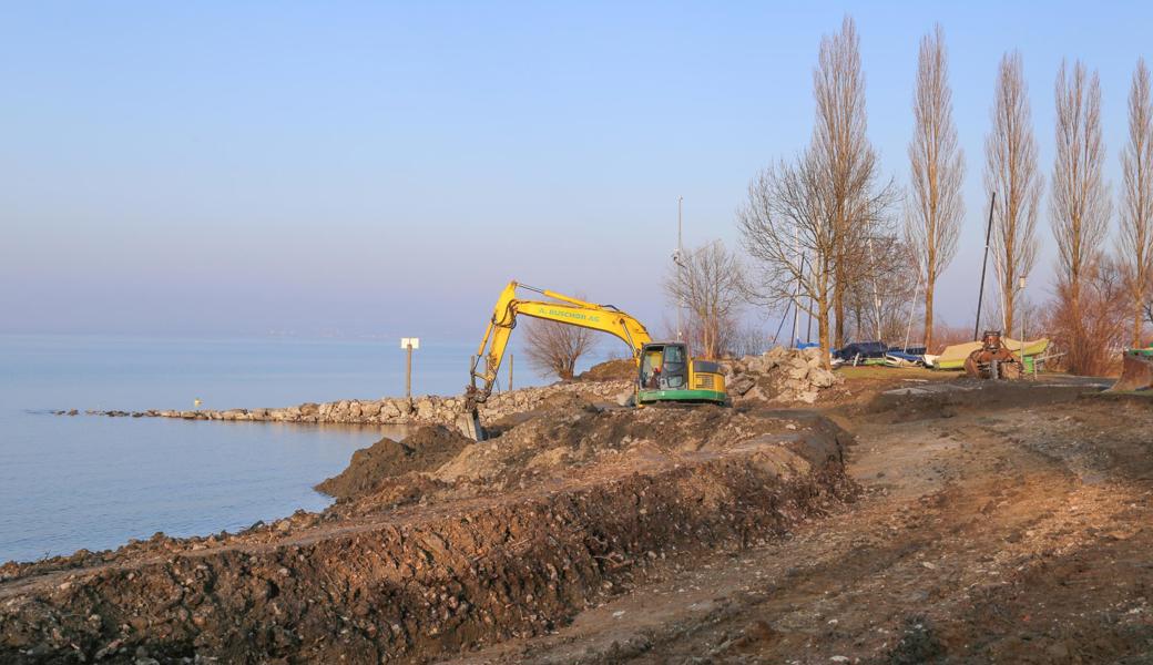 Ein Bagger hat die Gesteinsbrocken am Ufer des Hafens Hörnlibuck in Rorschacherberg bereits abgetragen. Hier entsteht ein Kiesstrand.