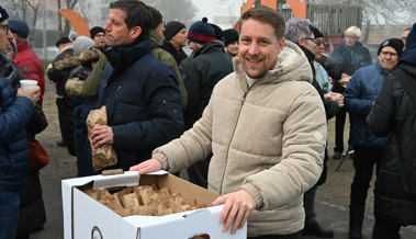 «A guoats Nöis!»: Widnau feiert den Start ins neue Jahr mit Butterzopf und Begegnungen