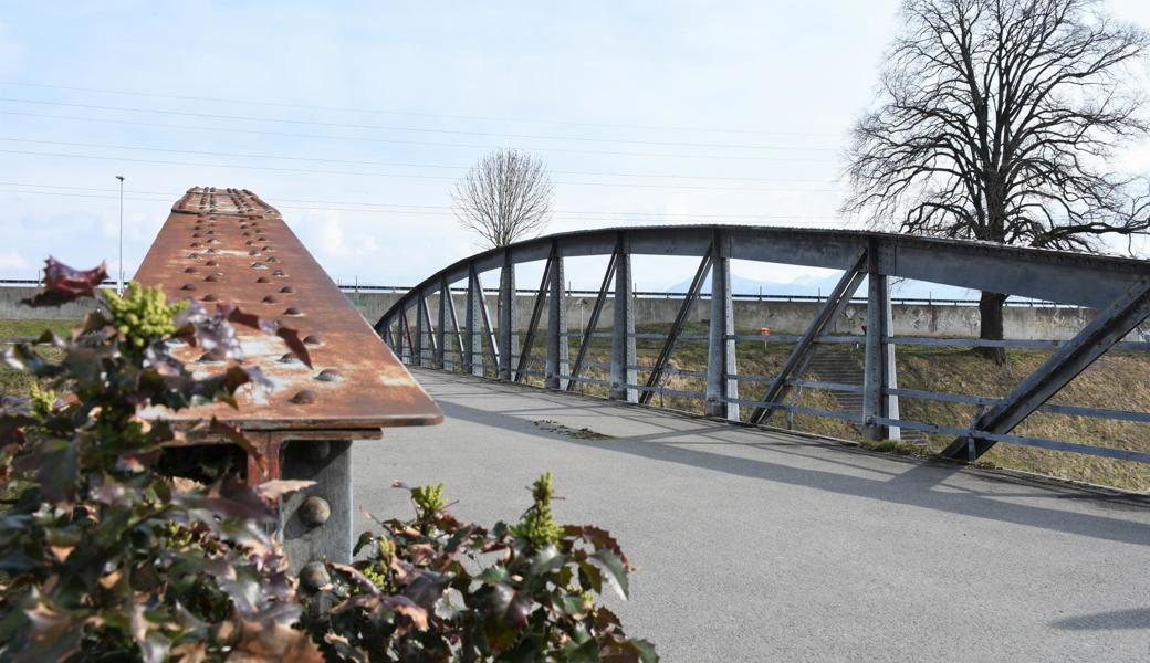 Die Stahlbrücke über den Binnenkanal feiert heuer ihr 120-Jähriges. Mit der Sanierung könnte sie das 150-jährige Bestehen wohl auch noch erleben.