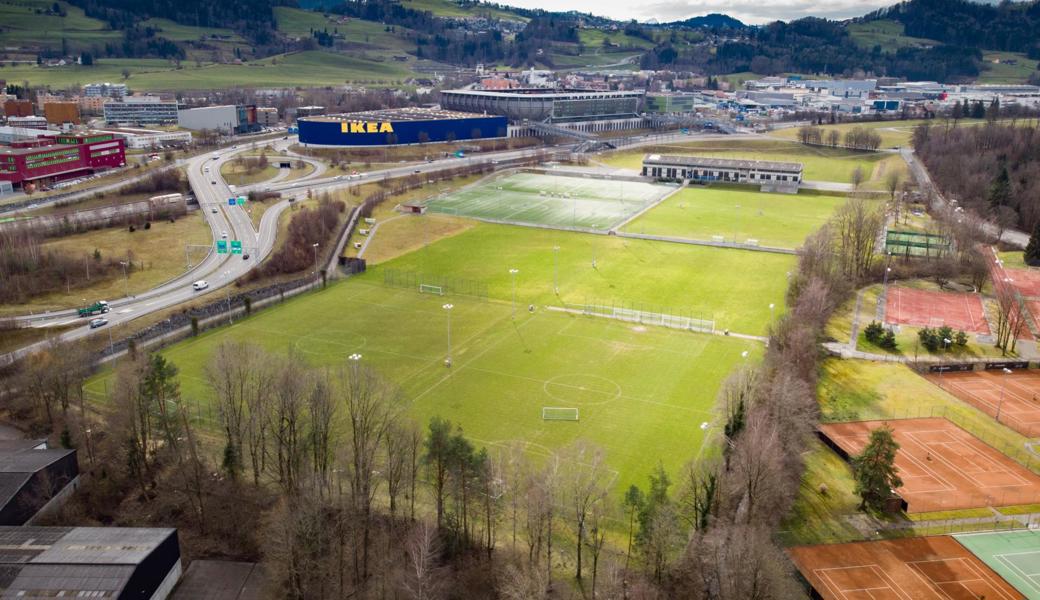 Der FC St. Gallen saniert den Fussballplatz vorne rechts und verstärkt den Untergrund mit Kunstfasern. 