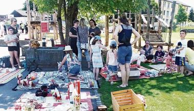 Kinder kauften, verkauften und feilschten am Flohmarkt 