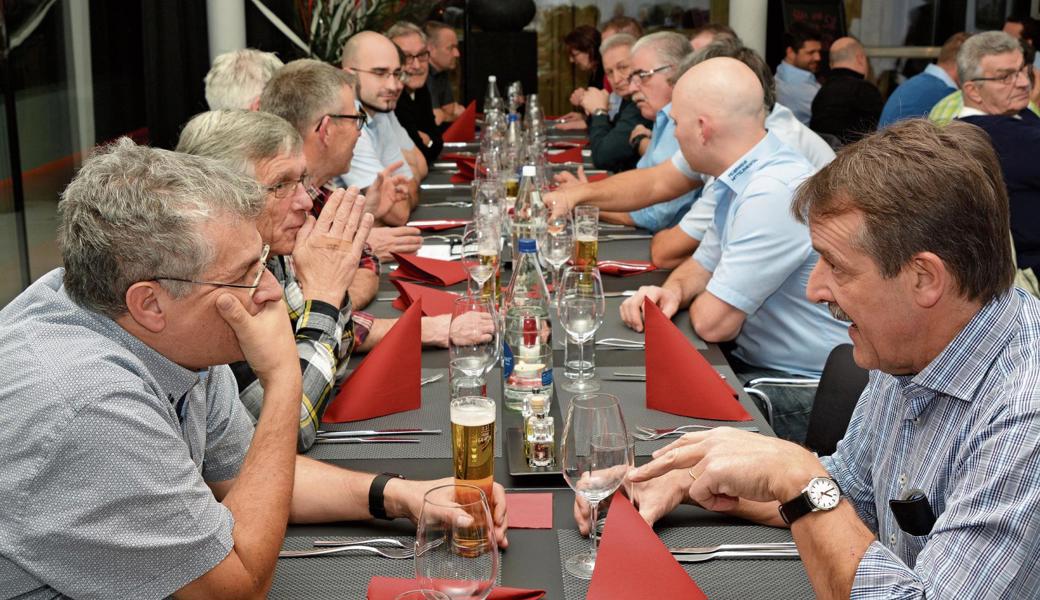 Christian Siegrist (rechts), Ehrenmitglied und Präsident der Feuerschutzkommission Berneck-Au-Heerbrugg, überbrachte die Grüsse der politischen Gemeinden. Links Ehrenmitglied Leo Thurnherr.