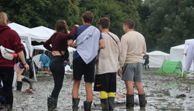 Szene Openair: Festivalpublikum trotzt Regen und Schlamm