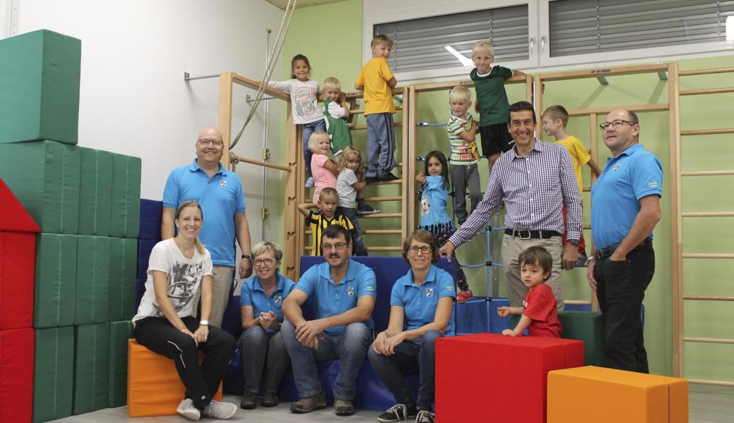 Eine Delegation des Ortsverwaltungsrates Schmitter besichtigte den neuen Bewegungsraum beim Kindergarten Kirchenfeld. Die Ortsgemeinde hat sich wesentlich an der Einrichtung beteiligt.